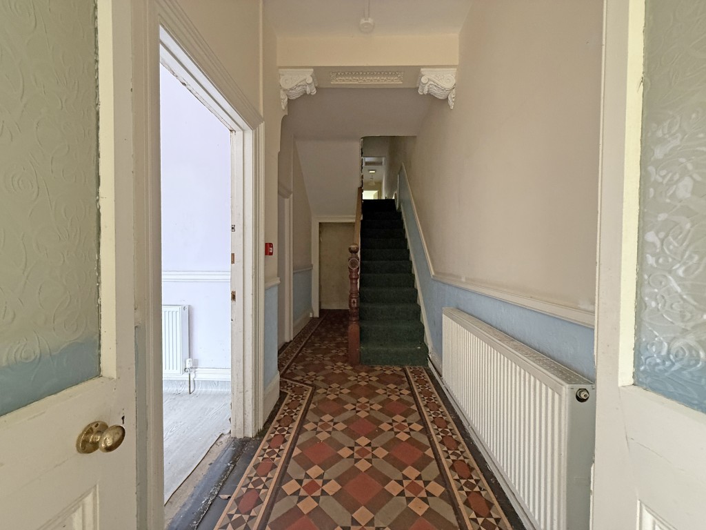 Lot: 133 - SEMI-DETACHED HOUSE IN NEED OF RENOVATION WITH PLANNING FOR DETACHED ANNEXE - Entrance hall